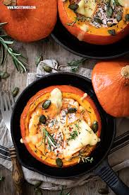 Den kürbis waschen, trockenreiben, vierteln und entkernen. Gefullter Kurbis Mit Ofenkase Ein Vegetarisches Rezept Fur Uberbackenen Ofenkurbis Nicest Things