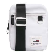 Besace tommy hilfiger en coton ciré bleu marine à bandes rouges. Tjm Urban Tech Repor Sacoche Homme Tommy Hilfiger Blanc Pas Cher Sacoches Homme Tommy Hilfiger Discount