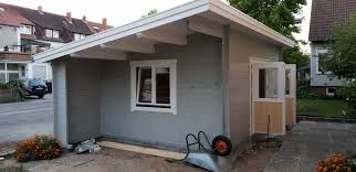 Blockbohlenhaus Oder Gartenhaus Mit Eckuberstand 45 Mm Blockbohle Seitlicher Uberdachung Doppeltur Und Doppelfenster Blockbohlen Gartenhaus Gartenhaus Haus