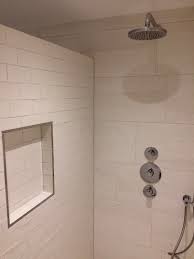 nis in douche met handgevormde tegels tegels badkamer tegelen badkamer