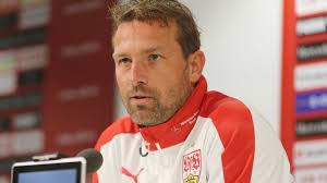 Markus weinzierl freut sich mit seinen spielern über die schalker führung gegen augsburg am 7. Vfb Stuttgart Markus Weinzierl Vor Vfb Stuttgart Borussia Dortmund