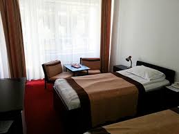 Motel cozia 3* va ofera cazare in 40 de camere duble cu grup sanitar,minibar si tv lsd, internet wireless, restaurant 180 locuri, bar, sala de conferinte cu toate dotarile, terasa 120 locuri, parcare acces gratuit si piscina. Hotel Oltul Cazare Caciulata