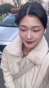 차에 마스크로 핸드폰걸기