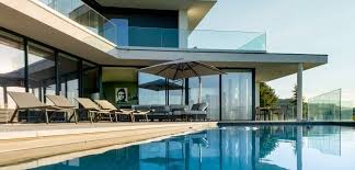 Villa contemporaine bâtie dans un cadre verdoyant offrant en plus une vue. Construire Une Maison Contemporaine Ou Une Villa De Luxe A Saint Raphael Dans Le Var Cabinet D Architecture D Interieur En Auvergne Rhone Alpes Cabinet Vielliard Francheteau Architectures