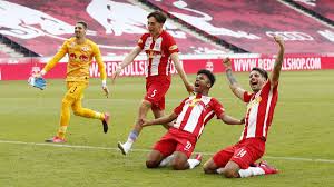 87' jaune pour martin hinteregger. Salzbourg Sacre Champion D Autriche Son 7e Titre Consecutif Eurosport