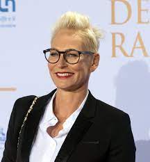 Wir sind ein familienbetrieb, der stolz auf bereits fünf generationen von bäckermeistern zurückblicken kann und mit aktuell 140. Barbel Schafer Wikipedia