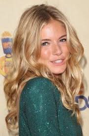 Light Golden Blonde For Warm Skin Tones Pelo Rizado Rubio Peinados Cabello De Los 90s