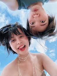 水面上蔚藍色的船屋☁️ 和長長的木板路🦋 像風景插圖細細描述🌊 旅行中的幸福💙 . . . #phtography #portrait  #blue #bluehouse #sunny #sea #chill #happiness #goodvibes #australia #perth  #voyagerestate #travel #