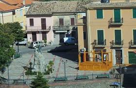 Born in lake wales, florida, satriano attended the university of california in santa barbara between 1989 and 1992. Mostro Di Satriano In Cento Chiedono Un Confronto Pubblico Al Sindaco Drosi L Esuberante