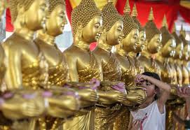 Hari wesak disambut setiap tahun di malaysia jika sesiapa yang ingin tahu adalah cuti umum hari wesak malaysia dan apabila hari wesak diraikan di malaysia setiap tahun. Wesak Disambut Dengan Pelbagai Acara Keagamaan Dan Penghormatan Beritabenar