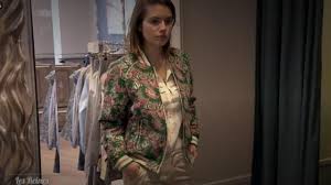 Voici ma version du générique des reines du shopping, en tant que motion designer et en tant que public! Le Bomber La Petite Francaise De Marie Dans Les Reines Du Shopping Etre Eclatante En Pastel Jour 2 Spotern