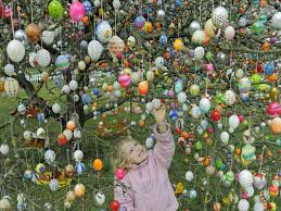 Христос възкръсва на третия ден, след като е разпънат на кръст и погребан. Hristos Voskrese Uvazhaemi Priyateli Dolap Bg