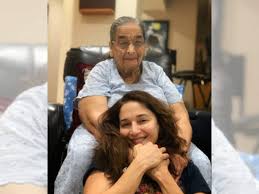 Reminiscing the traumatic day, ayesha says, that. This Picture Of Madhuri Dixit Nene With Her Mother Adorable Filmfare Com