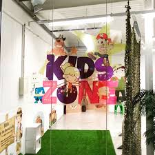 Et A La Kids Zone De Matran Centre On Vous Apprend A Creer Votre Cerf Volant Avant Ou Apres Passer Par La Tyrolienne Redmonkeys Createurde In 2020 Animation Centre