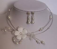 Chaque bijou est réalisé à la main dans notre atelier d'anvers, avec la garantie des plus hauts standards de qualité de baunat. Collier Boucles D Oreille Fleurs Ivoires Enfant Pour Mariage Un Grand Marche