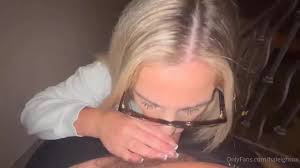 Haleigh Cox Nude Staircase Blowjob Sex Tape. Obsceen videos en fotos van  gelekt van Onlyfans Patreon Fansly - 489