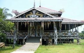 Yuk ikuti perjalanan saya masuk ke dalam rumah suku dayak, dalam 1 rumah dihuni sebanyak 95 orang. Nama Rumah Adat Kalimantan Timur Beserta Gambar Penjelasannya