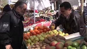 Au Marche De La Villette Fruits Legumes Poissons Fromages Et Fleurs Mais Surtout Cela Sent Bon La Bonne Humeur Fruits Poisson Legumes