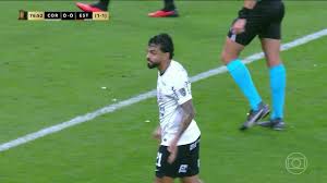 Aos 31 min do 2º tempo - chute de fora da área defendido de Matheus Bidu do Corinthians contra o Estudiantes