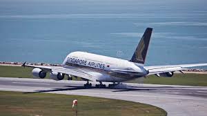 It is the world's largest passenger airliner. æ–°åŠ å¡èˆªç©ºå…¬å¸a380 ç¼–è¾'ç±»ç…§ç‰‡ å›¾ç‰‡åŒ…æ‹¬æœ‰æ–°åŠ å¡ æœºåœº é€šä¿¡å·¥å…· æ›´åŠ æ¼æ€'çš„ å¤©ç©º ç­‰å€™ 38811251