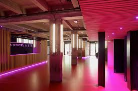 Waarmede de aan de boorzuil gemonteerde boormachine vooruit of achteruit bewogen wordt. Dial Architects