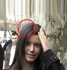Beren saat'in ünlü olmadığı dönemde aşk yaşadığı efe güray, 2004 yılında geçirdiği bir trafik kazası sonucu henüz 19 yaşındayken hayatını kaybetmişti. Beren Saat Beyaz Sac