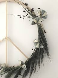 Sie tun beim hoopen nirgendwo in keinster weise weh und sind tatsächlich so leicht, dass man sich fragt, ob man überhaupt einen. Diy Peacezeichen Aus Hula Hoop Reifen Fur Hochzeitsdeko Chalet8