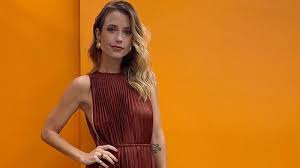 Juliana didone nascimento nació el 22 de octubre de 1984 en porto alegre, rio grande del sur, en brasil.a la edad de 14 años, didone emigró a tokio, japón, donde ejerció sus primeros trabajos como modelo.en su retorno a brasil, se mudó a sao paulo, continuando con su carrera de modelaje y donde empieza a estudiar actuación. Cenapop Juliana Didone Comenta Sobre Participacao Em Superdanca Dos Famosos