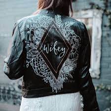 Chamarras Para Novias Elige La Tuya Segun Tu Estilo Y Personalidad Painted Leather Jacket Hand Painted Leather Jacket Painting Leather