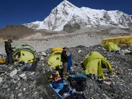 La plus haute montagne du monde se trouve à la frontière. Gravir Le Sommet De L Everest A Tout Prix Sciences Et Avenir