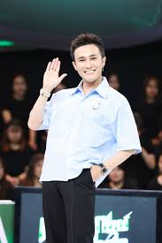 Huỳnh Lập từng diễn ở sân khấu chỉ bằng 2 chiếc bàn gộp lại, lấy cát-xê 100  nghìn nuôi đam mê