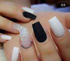 Pintura de uñas de colores no convencionales como amarillo, verde, negro, colores neones. Imagenes De Unas Acrilicas Negras Decoradas Imagenes De Unas