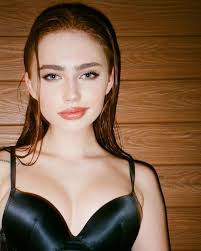 Renata Valliulina - Free pics, galleries & more at Babepedia