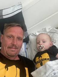 I know I'm not the only one seeing it... 👐