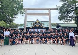 日本防衛大臣 岸信夫 下午前往備受爭議的 靖國神社 參拜，這是5年來首位現任防衛大臣參拜靖國神社；對於可能引起中韓不滿，岸信夫表示，向自國的戰爭英靈致敬是理所當然的。 ç¼ºä¹æ­·å²æ•æ„Ÿåº¦è‹±è»æ¬–çƒéšŠåƒè§€é–åœ‹ç¥žç¤¾æ±è½Ÿ å³æ™‚æ–°èž äºžæ­éž On Ccæ±ç¶²