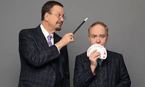 For this force to be effective, you'll now need to let a few moments pass so your audience forgets which half came from where. Easy Card Tricks How To Do Penn Teller S Whispering Queen Card Trick In 8 Steps 2021 Masterclass