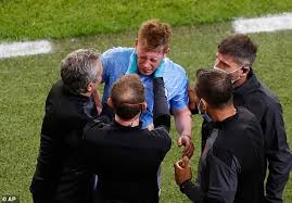 Manchester city midfielder kevin de bruyne is facing a spell on the sidelines after injuring his right knee in training on wednesday. Champions League Final Kevin De Bruyne Is Left Behind In Tears After Being Forced Out Injured For Man City Ali2day