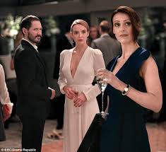Sarah anne akers, known professionally as suranne jones, is an english actress. Jan Moir Gives Her View From The Sofa On Doctor Foster Express Digest