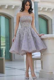 I nostri vestiti eleganti, da sera o da cerimonia, sono disponibili sia in modelli tradizionali e senza tempo, che in modelli di tendenza. Abito Da Cerimonia Corto Abiti Scintillanti Abiti Idee Vestito