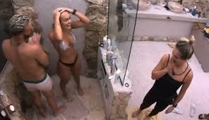 Fred toma banho de cueca branca no BBB 23 e Bruna Griphao dá 'confere';  veja vídeo | dentro da casa | gshow