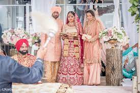 Impressive Entrance Of Maharani To Ceremony Original Indian Fusion Wedding South Indian Bride Hairstyle Indian Wedding Photography