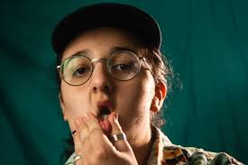 Sasha Assad, Joe Lapinski y Octoberman: canciones que sanan y resisten