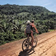 Pourquoi ne pas leur organiser un anniversaire spécial aventuriers ? Koh Lanta Exploring The Island On Bicycles Lemons And Palmtrees