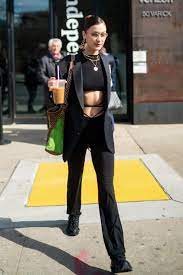 The gorgeous diva with extraordinary fashion and clothing sense. Bella Hadid Mit Diesen 41 Street Style Looks War Sie 2020 Stilpragend Vogue Germany