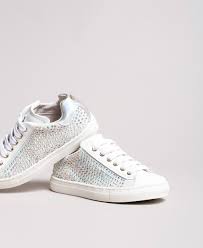 Weißes low top converse all star chuck taylor sneaker (mit rotem & blauem streifen) maßgeschneiderte hochzeit weiße blüten und strass covered the entire bottom of the. Sneakers Mit Perlen Und Strass