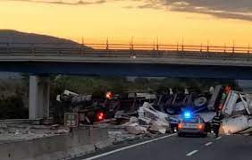 Enter the location departure and destination to view the route and the toll for the motorways crossed. Incidente In A11 Camion Perde Cartone E Gasolio Sulla Strada Chiusa Per Ore L Autostrada Luccaindiretta