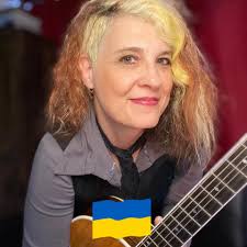 Janet Robin's Instagram, Twitter & Facebook