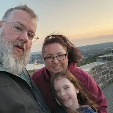 What could be causing issues with the steering wheel buttons and front  speakers in a 2023 Jeep?