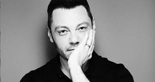 «la vita e le sue. Tiziano Ferro Chi E Eta Marito Canzoni Tour Sanremo E Youtube