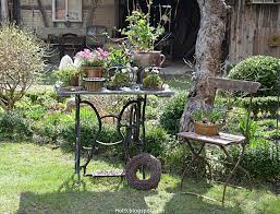 Gartendekoration Mit Alten Nahmaschinengestell Gartendeko Shabby Rosa Gartenpflanzen Alte Gartenmobel Make A Farm Garden Beauti Cottage Garden Plants Potted Plants Patio Patio Plants